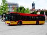 HSB Solaris Urbino 12 Wagen 17 mit Fähnchen zum Brüder Grimm Festspielen am 23.06.17 in Hanau Freiheitsplatz