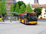 HSB Solaris Urbino 12 Wagen 16 mit Fähnchen zum Brüder Grimm Festspielen am 23.06.17 in Hanau Freiheitsplatz