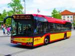 HSB Solaris Urbino 12 Wagen 18 mit Fähnchen zum Brüder Grimm Festspielen am 23.06.17 in Hanau Freiheitsplatz