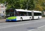Solaris Urbino 18, Wagen '1696' der Regiobus Potsdam-Mittelmark auf der Linie X1 in Teltow-Stadt im Aug.2017.