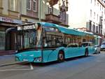 VGF/ICB Solaris Urbino 12 Wagen 205 am 14.10.17 in Frankfurt am Main Basler Platz auf der Linie 64