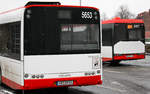 [ALT TRIFFT AUF NEU] Ein Solaris Urbino 18 mit der Wagennummer 5653 und ein Solaris Urbino 12 der 4.