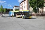 Stroh Bus Solaris Urbino 12 mit neuer Vollwerbung am 30.05.18 in Hanau Freiheitsplatz 