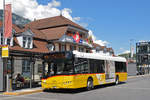 Solaris Bus der post, auf der Linie 103, wartet an der Endstation am Bahnhof Interlaken Ost.