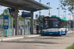 Solaris Urbino von Ettenhuber (Bus 2460, M-E 2427) als Linie 244 an der Haltestelle Höhenkirchen-Siegertsbrunn (S-Bahn). Aufgenommen 14.7.2022.