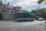 Solaris Urbino von Ettenhuber (Bus 2986, EBE-JE 585) als Linie 244 an der Haltestelle Höhenkirchen Holzstraße. Aufgenommen 14.7.2022.