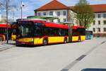 Hanauer Straßenbahn Solaris Urbino 18 Wagen 84 am 14.04.23 in Hanau Freiheitsplatz  