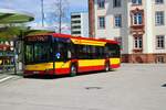 Hanauer Straßenbahn Solaris Urbino 12 Mild Hybrid Wagen 42 am 14.04.23 in Hanau Freiheitsplatz