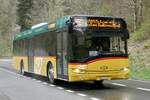 Solaris Urbino 12 '5071' von PostAuto Regie Interlaken am 23.4.23 bei Zweilütschinen.