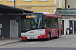 Solaris Urbino von Postbus (BD-15564) als Linie 833 an der Haltestelle Ried i.I. Marktplatz. Aufgenommen 30.5.2023.