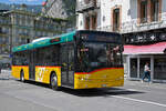 Solaris Bus der Post, auf der Linie 104, fährt am 03.07.2023 zur Haltestelle beim Bahnhof Interlaken West.