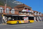 Solaris Bus der Post, auf der Linie 107, wartet am 02.10.2023 an der Haltestelle beim Bahnhof Interlaken Ost.