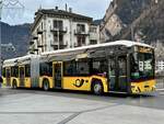 Der neue Solaris Urbino 18 IV Electric '12283'  BE 431 659  der PostAuto Regie Spiez am 19.12.25 kurz vor dem Bahnhof Interlaken West.
