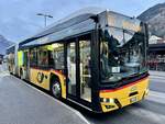 Solaris Urbino 18 IV Electric '12283'  BE 431 659  der PostAuto Regie Spiez am 19.12.25 beim Bahnhof Wilderswil.