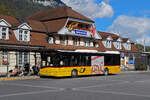 Solaris Bus der Post, auf der Linie 102, wartet am 10.10.2024 an der Haltestelle beim Bahnhof Interlaken Ost.