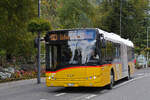 Solaris Bus der Post, auf der Linie 103, fährt am 10.10.2024 Richtung Bahnhof Interlaken West.