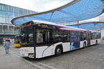 Solaris Bus 161, auf der Linie 4, wartet am 06.10.2025 an der Haltestelle beim Bahnhof Aarau.