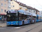 Solaris Urbino 18 IV Electric der KVG - Kasseler Verkehrs Gesellschaft (KOM 137) an der Haltestelle am Stern in Kassel (26.9.2024)