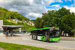 Bruck an der Mur. Der Postbus BD 16338 ist hier am 11. Juni 2026 als Linie 180 kurz vor seiner Endstation vor dem Bahnhof Bruck an der Mur zu sehen.