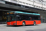 Solaris Bus von Funicar, auf der Linie 71, wartet am 08.06.2026 an der Haltestelle beim Bahnhof Biel.