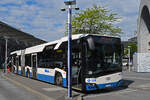 Solaris Bus 104, auf der Linie 19, wartet am 08.05.2026 an der Haltestelle beim Bahnhof Luzern.