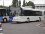 Ein Solaris Bus verlässt den Busbahnhof Brebach,daneben steht ein Citaro Bus der die Linie 120 fährt.