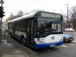 Bus Solaris Urbino 12 fährt auf der Sieges Boulevard (Uzvaras bulvāris).
