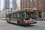 Bus Nr. 7825 der TTC (Toronto Transit Commission), auf der Linie 121 C unterwegs in der Stadt Toronto. Die Aufnahme stammt vom 22.07.2017.