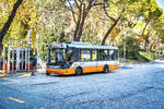 Ein Rampini-Bus von APT wartet bei der Haltestelle Gorizia Centro Intermodale Passeggeri auf seinen nächsten Einsatz.