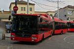 Skoda Gelenkbus, aufgenommen an der Haltestelle am vom Bahnhof von Bratislava.