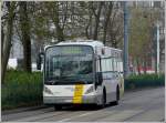 VanHool Bus von De Lijn auf den Tramschienen in der Inennenstadt von Oostende unterwegs.