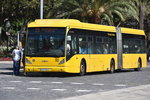 LAS PALMAS DE GRAN CANARIA (Provincia de Las Palmas), 03.04.2016, ein Van Hool Gelenkbus AG 300 als Stadtbuslinie 33 an der Haltestelle Parque de Santa Catalina