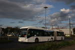 Bei der ASEAG noch als Doppelgelenkbus unterwegs gewesen, ist dieser VanHoohl AG300(?) mittlerweile als Standardgelenkbus für Rheinland-Touristik unterwegs. Hier am Langenfelder Bahnhof als SEV nach Köln.