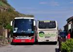 Millimeter Arbeit bei einer Engstelle in Unterloiben (Nähe Krems).Es treffen sich ein IVECO Irisbus (Linienbus rechts) von der Wachaulinie und links ein Reisebus von Blaguss Reisen aus Wien.Unterloiben im April 2015.