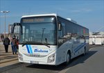 . Iveco Crossway, legt bei einer Busfahrt an einem Parkplatz in Harlesiel eine kurze Pause für seine Fahrgäste ein.  02.05.2016
