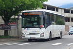 Iveco Crossway von Postbus BD-15114 nach der Haltestelle Matrei a. Br. Bahnhof. Im Hintergrund ist der Neubau des P+R Parkhauses zu sehen. Aufgenommen 26.4.2018.