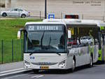 SL 4044, Iveco Crossway von Sales Lentz, aufgenommen an einer Bushaltestelle in Stadt Luxemburg.