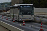 SL 3622, Iveco Crossway von Sales Lentz im Baustellenbereich auf der Roten Brücke in der Stadt Luxemburg unterwegs.