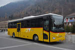 IVECO Crossway Bus der Post steht auf den Platz vor dem Bahnhof Interlaken Ost.