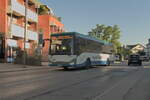 Iveco-Irisbus Crossway von Larcher Touristik (EBE-LA 228) als Linie 459 in Poing, Bahnhofstraße.