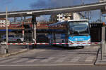 Bevor der Irisbus Crossway den Busbahnhof am Bahnhof von Annecy seine Fahrt fortsetzen kann muss die Schranke sich öffnen.