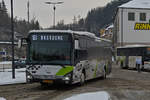 SL 4048, Iveco Crossway, von Sales Lentz, bedient die Linie 161, Marnach – Bastogne (B), fährt hier den verschneiten Busbahnhof in Clerf an. 21.01.2023
