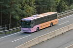 Iveco-Irisbus Crossway von Postbus (BD-16694) in der neuen zweifärbigen Lackierung des VVT, als Linie 405 (vormals 4161) auf der Brennerautobahn beim Bergiseltunnel. Aufgenommen 14.8.2023.