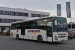 SK 2727, Iveco Crossway, der Busfirma Schneider macht in Marnach auf einem Parkplatz eine Pause.