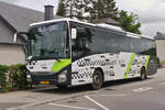 SL 5053, Iveco Crossway, von Sales Lentz, steht an der Bushaltestelle in Enscherange. 05.2024