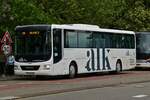 MAN Lion’s Intercity von Alkreismakers, hat in der Parkbucht für Busse angehalten um eine Schulklasse aufzunehmen. 05.2023

