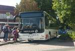 Hier ist der SÜW MF 144 von Hetzler Reisen auf der Schulbuslinie 558 nach Steinweiler Brotbäckerstraße unterwegs.