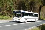 Bus Erzgebirge: Mercedes-Benz O 407 (ERZ-RV 378) der RVE (Regionalverkehr Erzgebirge GmbH), aufgenommen im September 2020 in der Nähe von Breitenbrunn / Erzgebirge.