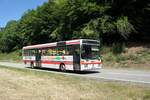 Bus Rheinland-Pfalz: Mercedes-Benz O 407 (BIR-WR 54) vom Omnibusbetrieb Westrich Reisen GmbH, aufgenommen im Juli 2022 in der Nähe von Herrstein, einer Ortsgemeinde im Landkreis Birkenfeld.