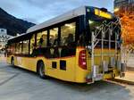 Heckansicht des MB C2 LE Ü '11684' von PostAuto Regie Interlaken am 3.11.21 beim Bahnhof Interlaken West.